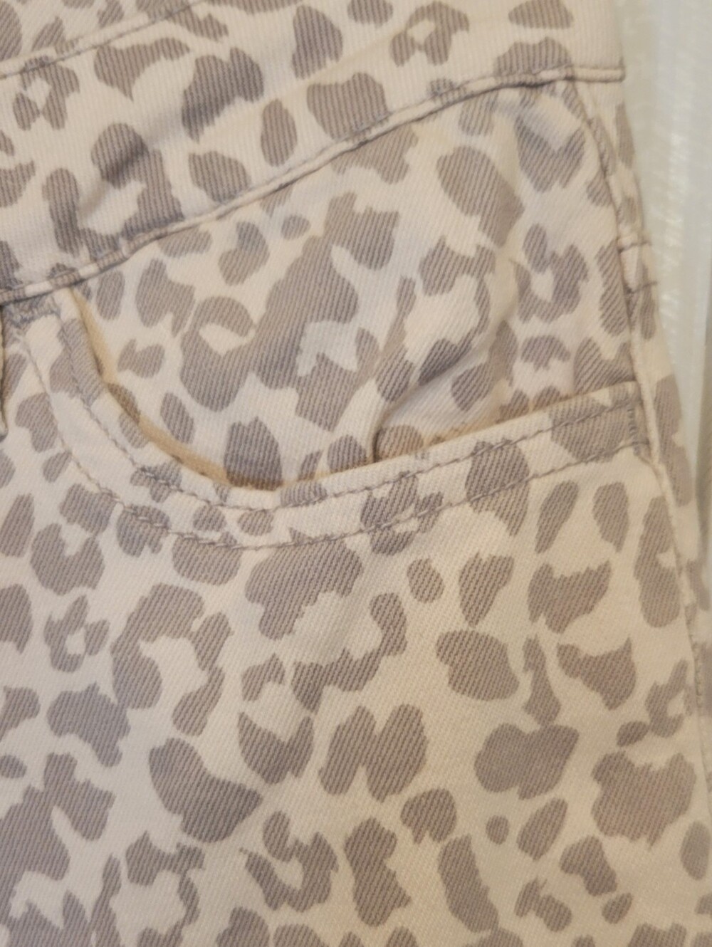 Oneso Leopard Print Wide Leg Jeans Size 26 Cream Gray Stretch Denim NWOT - Picture 5 of 9